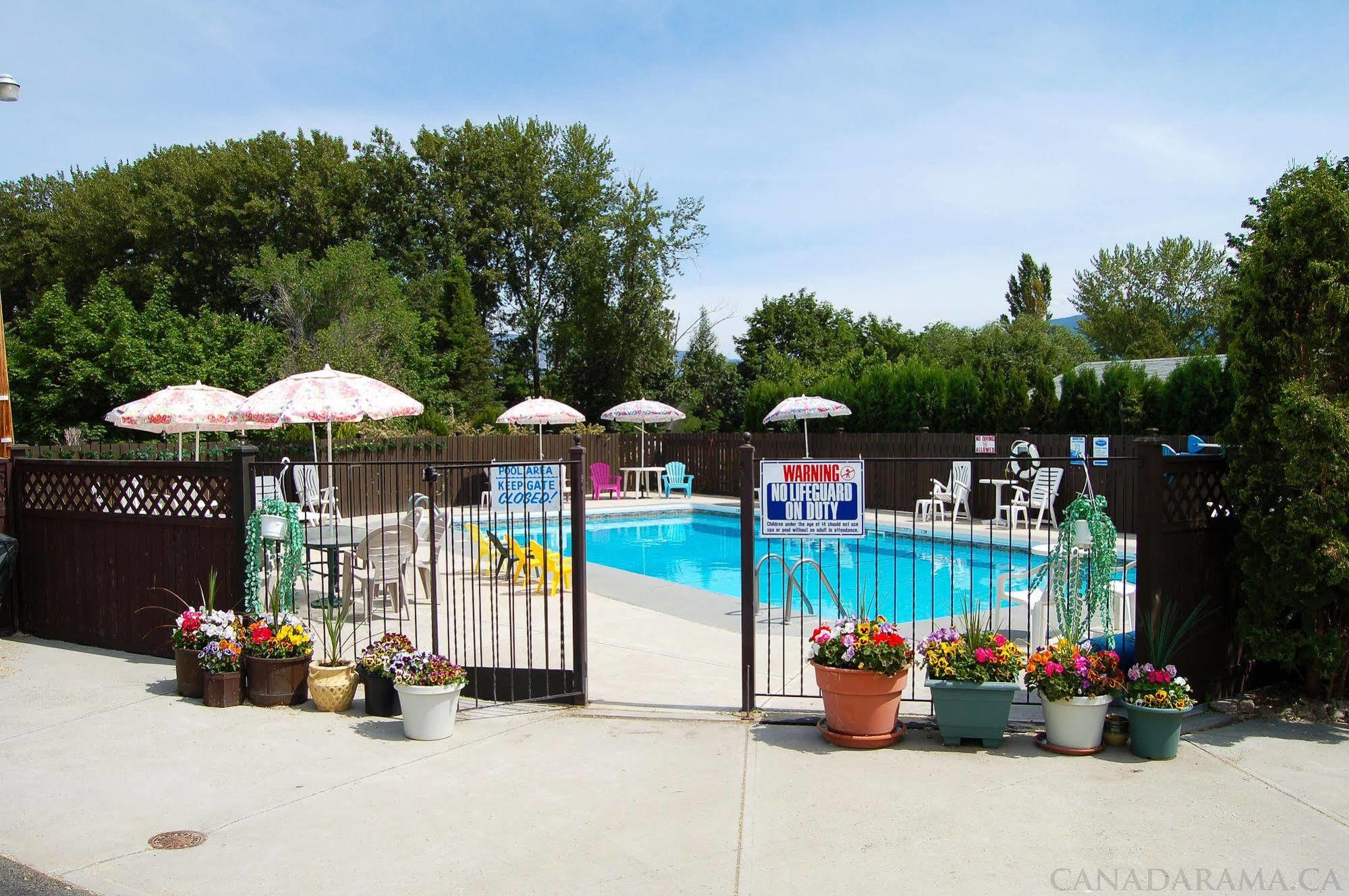 Rosedale Motel Summerland Extérieur photo